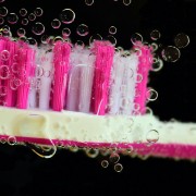 Сколько микробов на вашей зубной щетке? 14
