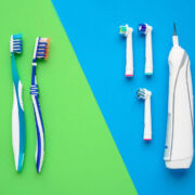 Использовать электрическую или ручную зубную щетку 1